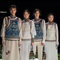 MongoliaOlimpiade Prancis 2024 juga menjadi ajang adu gaya setiap negara untuk menampilkan desain busana terbaik mereka.Seragam opening ceremony dari Mongolia ini jadi perbincangan karena mengemas baju tradisional jadi stylish. Banyak orang menyebut rancangan Michel Choigaalaa and Amazonka Choigaala ini bak baju ksatria di film laga.Foto: Instagram/@michelamazonka