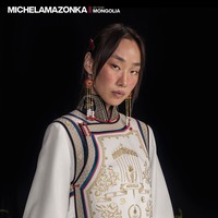 Seragam menampilkan simbol-simbol nasional dan Olimpiade yang disulam secara apik menggunakan benang emas. Simbol tersebut terdiri dari Sembilan Bendera Putih, obor Olimpiade, lambang Olimpiade Paris, dan representasi matahari, bulan, serta Gua-Maral (mitos rusa). Foto: Instagram/@michelamazonka