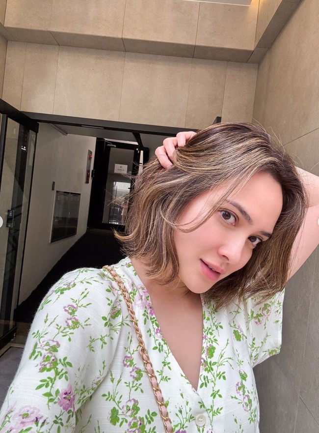 Wanita 37 tahun itu juga tampak mengubah warna rambutnya. Dengan warna coklat yang lebih terang, penampilan Shandy terlihat semakin fresh. Foto: Instagram/@shandyaulia