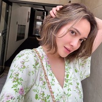 Wanita 37 tahun itu juga tampak mengubah warna rambutnya. Dengan warna coklat yang lebih terang, penampilan Shandy terlihat semakin fresh. Foto: Instagram/@shandyaulia