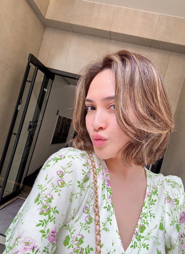 Dengan pulasan makeup minimalis, Shandy tampak memamerkan rambut barunya tersebut. New hair, who dis?, tulis keterangan unggahannya. Foto: Instagram/@shandyaulia