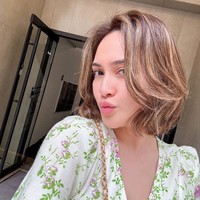 Dengan pulasan makeup minimalis, Shandy tampak memamerkan rambut barunya tersebut. New hair, who dis?, tulis keterangan unggahannya. Foto: Instagram/@shandyaulia