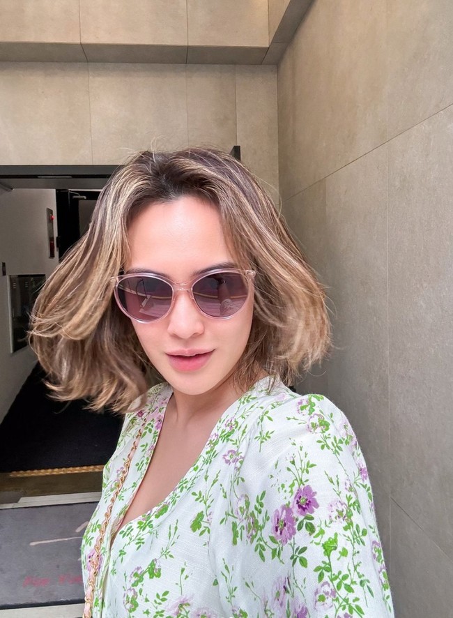 Ditambah dengan sunglasses, penampilan Shandy semakin terlihat stylish. Penampilan baru Shandy itu pun langsung banjir pujian netizen. Foto: Instagram/@shandyaulia