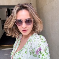 Ditambah dengan sunglasses, penampilan Shandy semakin terlihat stylish. Penampilan baru Shandy itu pun langsung banjir pujian netizen. Foto: Instagram/@shandyaulia