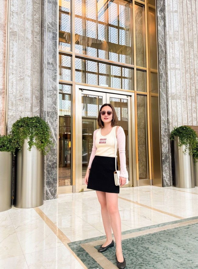 Bak anak muda, Shandy memadukan tanktop berwarna krem dipadukan dengan lengan panjang berwarna merah muda dan rok hitam pendek. Ia juga melengkapi penampilannya dengan sunglasses dan sepasang flat shoes hitam. Foto: Instagram/@shandyaulia