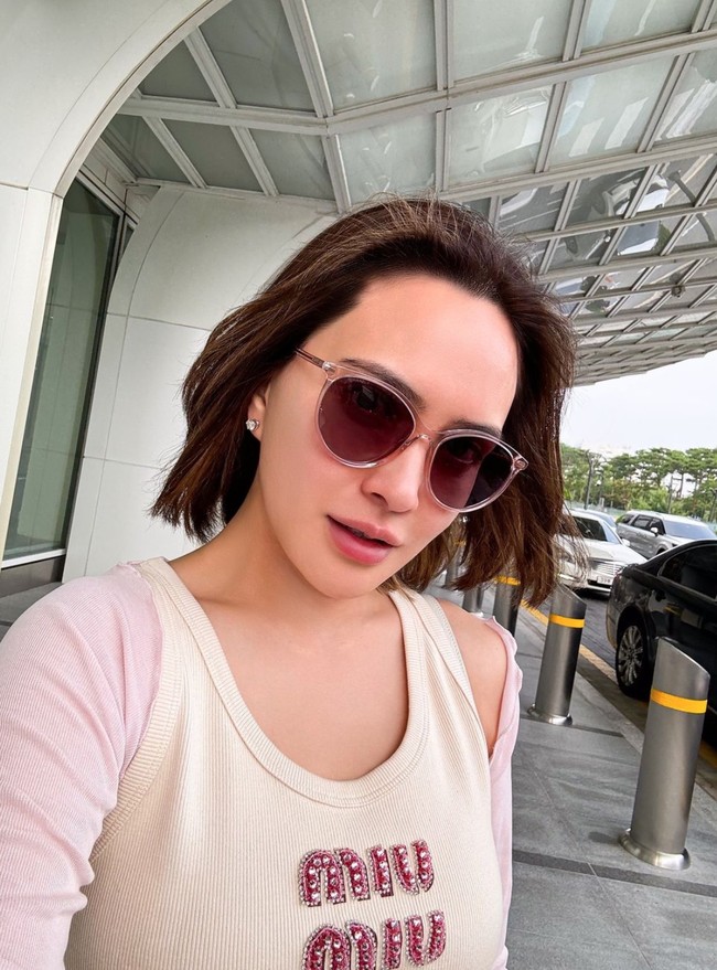Tanpa pulasan makeup tebal, wajah Shandy juga sudah terlihat glowing dan bebas dari kerutan. Tak heran jika dirinya juga kerap dapat julukan hot mom. Foto: Instagram/@shandyaulia