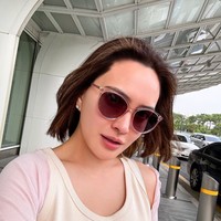 Tanpa pulasan makeup tebal, wajah Shandy juga sudah terlihat glowing dan bebas dari kerutan. Tak heran jika dirinya juga kerap dapat julukan hot mom. Foto: Instagram/@shandyaulia