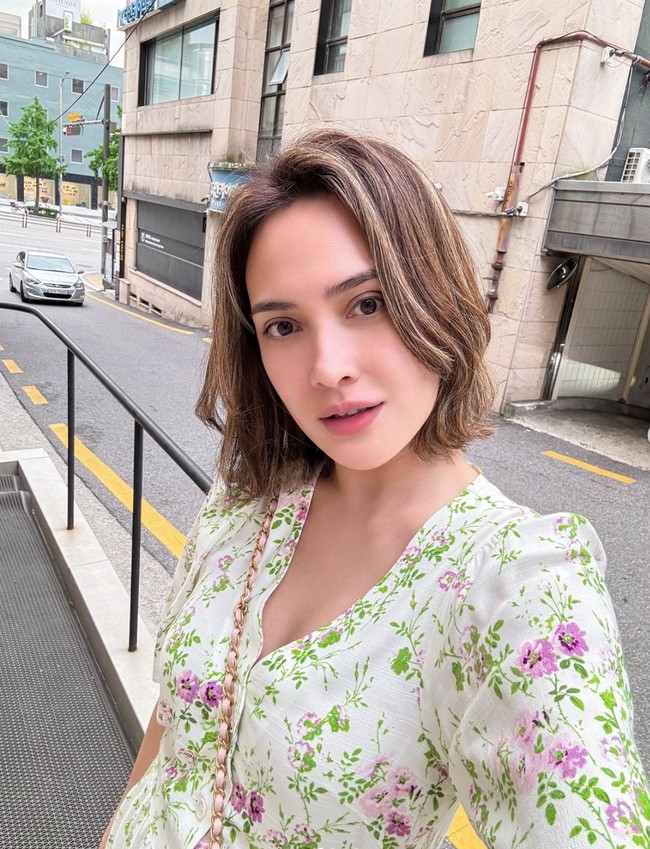 Shandy Aulia membagikan penampilan terbarunya dengan gaya rambut berbeda. Ibu satu orang anak itu kini memilih tampil dengan rambut pendek bob seleher. Foto: Instagram/@shandyaulia