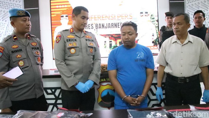 Sigit Hartono (33), tersangka kasus pembunuhan terhadap mantan istrinya di Banjarnegara dihadirkan dalam jumpa pers di Polres Banjarnegara, Jumat (12/7/2024).