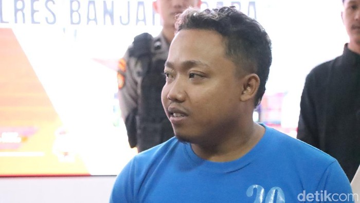 Sigit Hartono (33) tersangka pembunuh mantan istri, saat dihadirkan di Polres Banjarnegara, Jumat (12/7/2024).