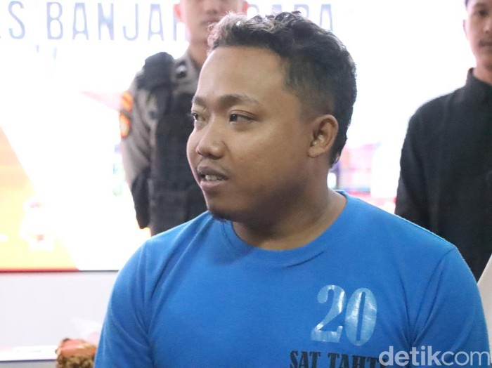 Sigit Hartono (33) tersangka pembunuh mantan istri, saat dihadirkan di Polres Banjarnegara, Jumat (12/7/2024).