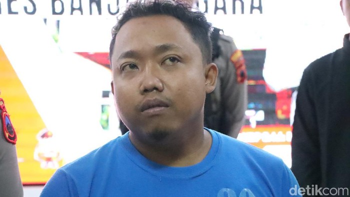 Sigit Hartono (33) tersangka pembunuh mantan istri, saat dihadirkan di Polres Banjarnegara, Jumat (12/7/2024).