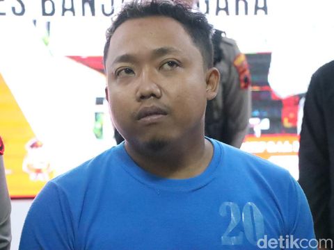 Sigit Hartono (33) tersangka pembunuh mantan istri, saat dihadirkan di Polres Banjarnegara, Jumat (12/7/2024).
