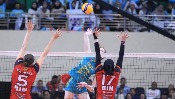 Spike pemain putri Electric PLN coba dihadang oleh blok pemain BIN dalam final four seri kedua di GOR Jatidiri, Semarang, Jumat (12/7/2024).