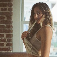 Steph Sinn, wanita asal Los Angeles, AS mempromosikan gaya hidup nudist. Hobinya yang tidak mengenakan busana tentu saja jadi kontroversi dan tak jarang dinilai negatif. Foto: dok. Instagram @stephinspace2