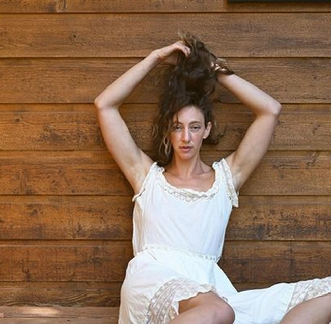 Gaya hidup nudist yang dipopulerkan oleh influencer seperti Sinn masih menjadi topik yang kontroversial dan menuai beragam pendapat dari berbagai kalangan. Hal tersebut dinilai sebagai bentuk eksibisionisme yang menyamar. Foto: dok. Instagram @stephinspace2