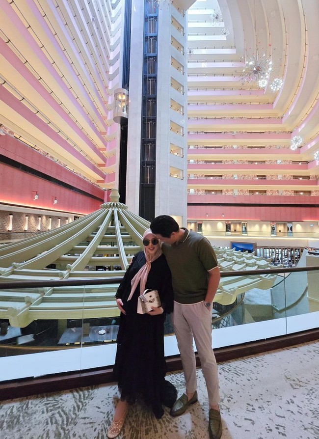 Syahrini sendiri memang diketahui memiliki gaya hidup yang mewah. Kini menjelang persalinan anak pertamanya, wanita 43 tahun itu memilih untuk menginap di hotel dalam waktu lama. Saking lamanya, Syahrini mengaku merasa jika hotel tersebut seperti layaknya rumahnya sendiri. Foto: Instagram/@princessyahrini