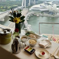 Ia juga membagikan momen saat dirinya berada di hotel tersebut. Dalam keterangan unggahannya tertulis jika Syahrini tengah menunggu suaminya pulang sambil menyantap Hainan Chicken Rice. Di foto juga terlihat jika hotel tempatnya menginap itu menyuguhkan pemandangan Marina Bay Sand di Singapura. Foto: Instagram/@princessyahrini