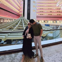 Syahrini sendiri memang diketahui memiliki gaya hidup yang mewah. Kini menjelang persalinan anak pertamanya, wanita 43 tahun itu memilih untuk menginap di hotel dalam waktu lama. Saking lamanya, Syahrini mengaku merasa jika hotel tersebut seperti layaknya rumahnya sendiri. Foto: Instagram/@princessyahrini