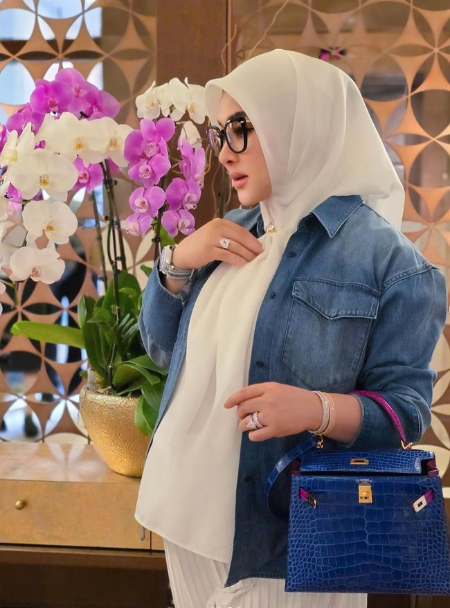 Meski sedang hamil besar namun gaya Syahrini tetap terlihat stylish dan mewah seperti biasa. Ia pun masih aktif berpose di depan kamera dan membagikannya ke media sosial. Foto: Instagram/@princessyahrini