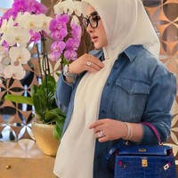 Meski sedang hamil besar namun gaya Syahrini tetap terlihat stylish dan mewah seperti biasa. Ia pun masih aktif berpose di depan kamera dan membagikannya ke media sosial. Foto: Instagram/@princessyahrini