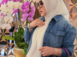 8 Gaya Stylish Syahrini Saat Hamil Tua, Tetap Pakai Celana Jeans