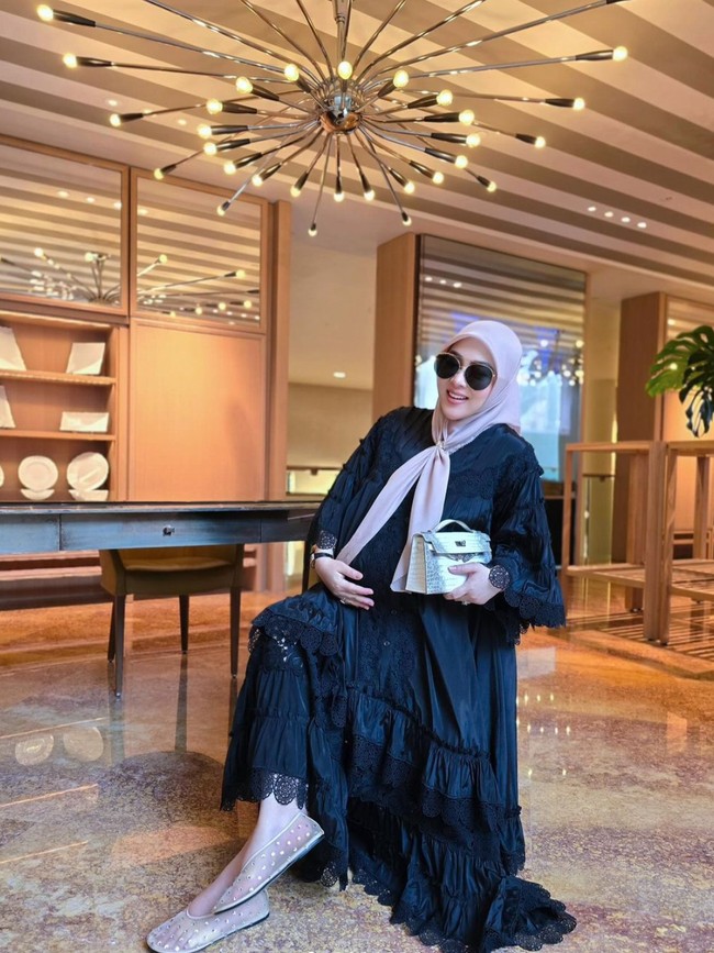 Saat ini kehamilan Syahrini diketahui sudah memasuki usia sekitar 8 bulan. Jelang persalinan, perut Syahrini pun sudah terlihat semakin besar. Foto: Instagram/@princessyahrini