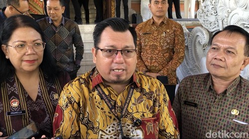 Tenaga Ahli Utama Deputi V KSP, Irfan Pulungan, memberikan keterangan pers seusai berdialog soal isu keamanan di Gedung Wiswa Sabha Utama, Kantor Gubernur Bali, Jumat (12/7/2024). (Ida Bagus Putu Mahendra/detikBali)
