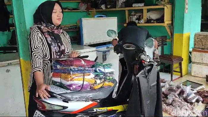 Tiara dan motor yang akan diberikan untuk Pegi Setiawan