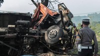 Menurut Kanit Gakkum Satlantas Polres Cianjur Ipda Ika Cakra Mustika, kejadian bermula saat truk dengan nomor polisi D 9548 XA melaju dari arah Sukabumi menuju Cianjur dan mengalami rem blong di sebuah jalan yang menurun panjang.