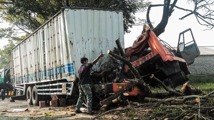 Petugas kepolisian mengamankan lokasi kecelakaan truk di Gekbrong, Kabupaten Cianjur, Jawa Barat, Jumat (12/7/2024). Kecelakaan truk yang diduga mengalami rem blong tersebut menyebabkan satu orang meninggal dunia dan dua orang luka ringan. ANTARA FOTO/Henry Purba/agr/aww.