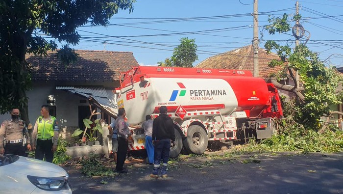 Truk Pertamina di Banyuwangi seruduk rumah warga gegara hindari kendaraan lain