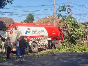 Truk Tangki Pertamina Seruduk 2 Rumah Warga di Banyuwangi