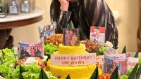 Ini potret Tsania Marwa ketika merayakan ulang tahunnya beberapa tahun lalu. Tsania merayakannya dengan nasi tumpeng. Foto: Instagram @tsaniamarwa54