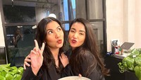 Begini momen Tsania ketika merayakan ulang tahun sang sahabat. Mereka berpose bersama dengan sepiring cake kecil. Foto: Instagram @tsaniamarwa54