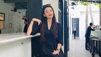 Tsania juga kerap mengunggah momen lain ketika berada di kafe. Ini salah satu momennya berpose di mini bar kafe sambil menunggu pesanannya. Foto: Instagram @tsaniamarwa54