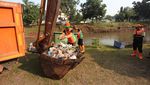 Tumpukan Sampah di Kali Pesanggrahan Dibersihkan