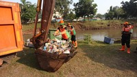 Kegiatan rutin tersebut untuk mengantisipasi banjir yang disebabkan terganggunya aliran air akibat tumpukan sampah.