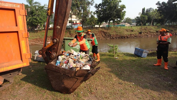 Petugas Unit Penanganan Sampah (UPS) Badan Air Dinas Lingkungan Hidup DKI Jakarta membersihkan sampah di kawasan Jalan Deplu Raya Kali Pesanggrahan, Jakarta, Jumat (12/7/2024). Kegiatan rutin tersebut untuk mengantisipasi banjir yang disebabkan terganggunya aliran air akibat tumpukan sampah. ANTARA FOTO/Reno Esnir/foc.