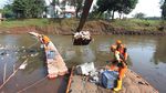 Tumpukan Sampah di Kali Pesanggrahan Dibersihkan