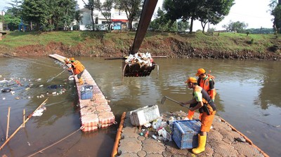 Tumpukan Sampah di Kali Pesanggrahan Dibersihkan