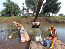Tumpukan Sampah di Kali Pesanggrahan Dibersihkan