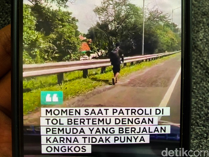 Video Viral Personel Sat Lantas Polres Cimahi Bantu Pemuda Jalan Kaki karena Tak Punya Ongkos.