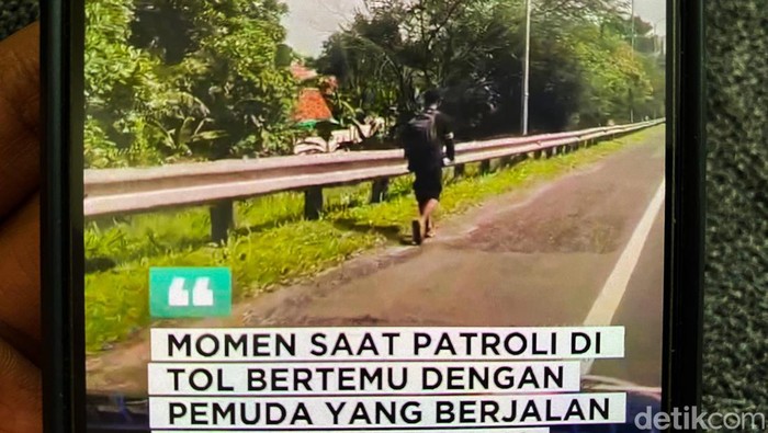 Polisi Berhati Emas Bantu Kuli yang Terlantar di Tol Purbaleunyi