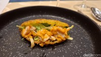 Mengantarkan kepada menu utama, ada pancake khas Vietnam yang mirip taco. Isinya dibuat dari perpaduan lobster, acar sayuran, dan saus kacang ala Vietnam yang segar. Foto: detikcom/Diah Afrilian