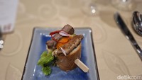 Rasanya tak lengkap jika makan makanan Vietnam tanpa mencicipi Banh Mi. Bedanya, chef Pierre menghadirkan banh mi dengan bahan spesial yaitu Beef Kagoshima A5 dengan Foie Gras. Foto: detikcom/Diah Afrilian