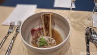 Pho dengan kuah kaldu yang bening dan ringan juga tak ketinggalan. Kali ini pho dihadirkan bersama bone marrow atau sumsum dan potongan daging wagyu. Foto: detikcom/Diah Afrilian