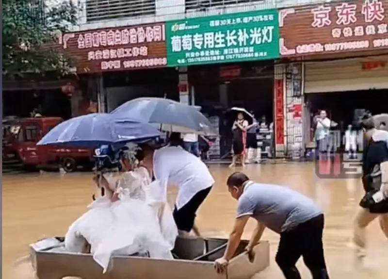 Viral pengantin terjang banjir Viral pengantin terjang banjir