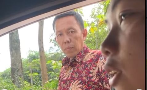 Viral pria arogan tendang mobil warga.