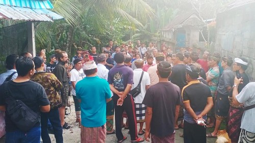 Warga Desa Adat Bedulu, Kecamatan Blahbatuh, Gianyar, menutup jalan akses menuju lokasi proyek investor asing, Rabu (10/7/2024). (Dok. Polsek Blahbatuh)